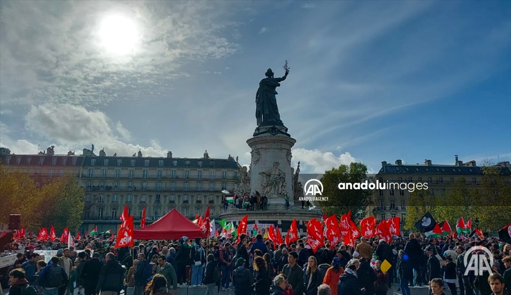Des milliers de personnes rassemblées place de la République à #Paris pour un cessez-le-feu en Palestine 4