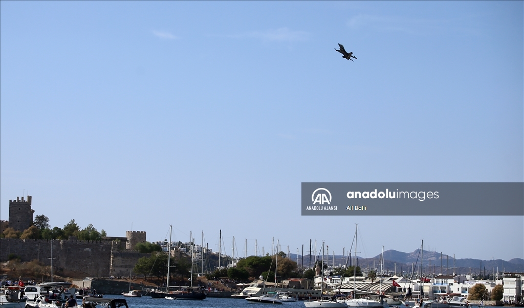 SOLOTÜRK Bodrum semalarında gösteri uçuşu yaptı