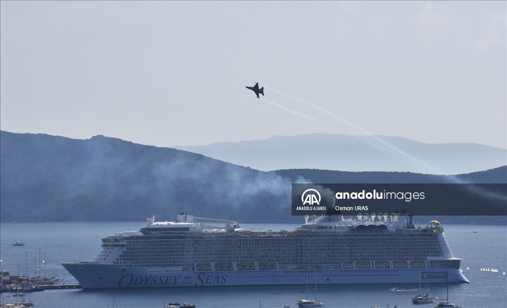 SOLOTÜRK Bodrum semalarında gösteri uçuşu yaptı