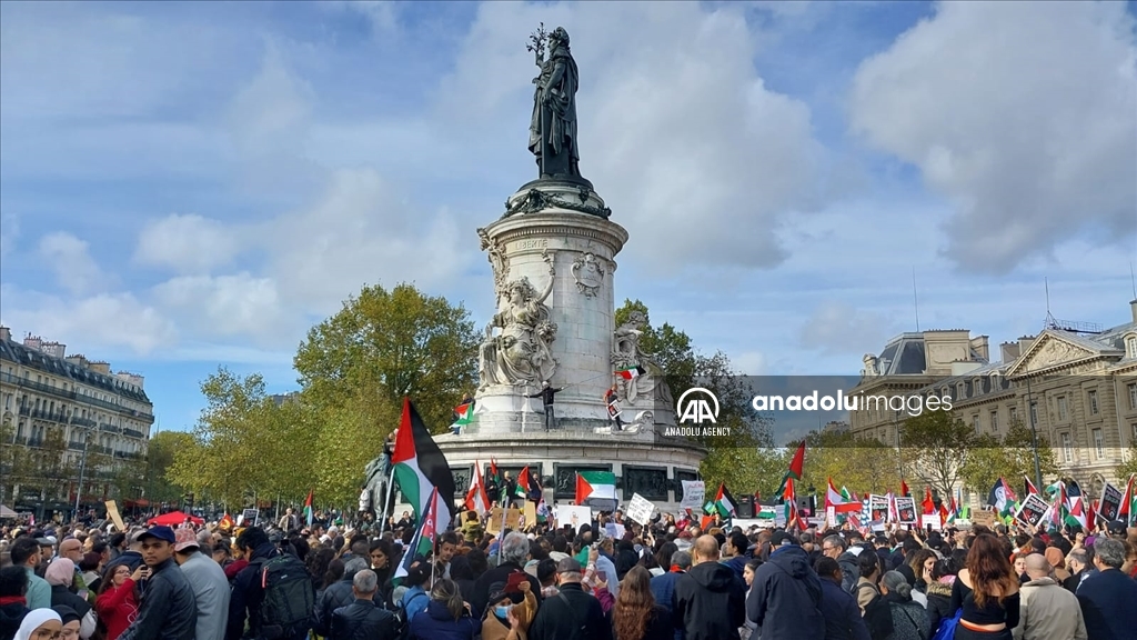 Des milliers de personnes rassemblées place de la République à #Paris pour un cessez-le-feu en Palestine