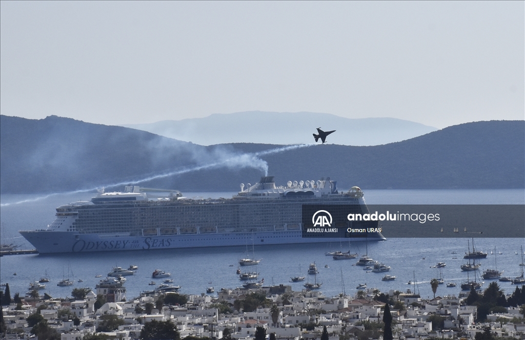 SOLOTÜRK Bodrum semalarında gösteri uçuşu yaptı