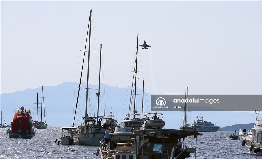 SOLOTÜRK Bodrum semalarında gösteri uçuşu yaptı