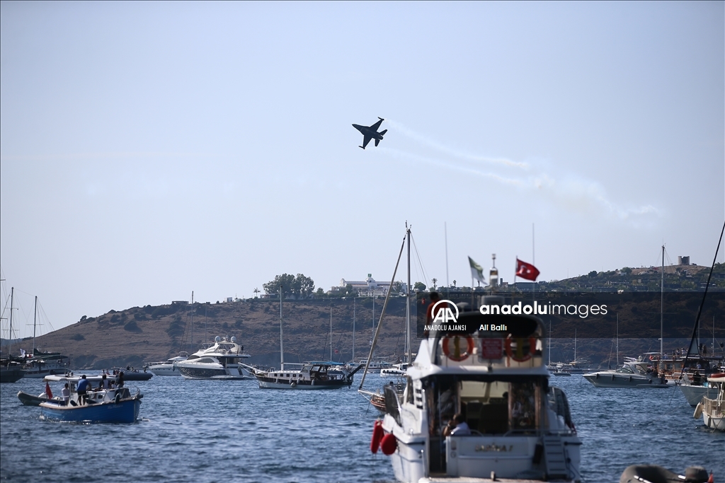 SOLOTÜRK Bodrum semalarında gösteri uçuşu yaptı
