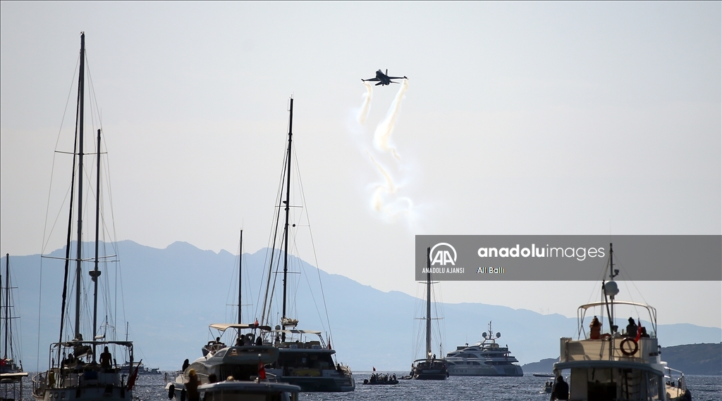 SOLOTÜRK Bodrum semalarında gösteri uçuşu yaptı