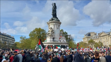 Des milliers de personnes rassemblées place de la République à #Paris pour un cessez-le-feu en Palestine