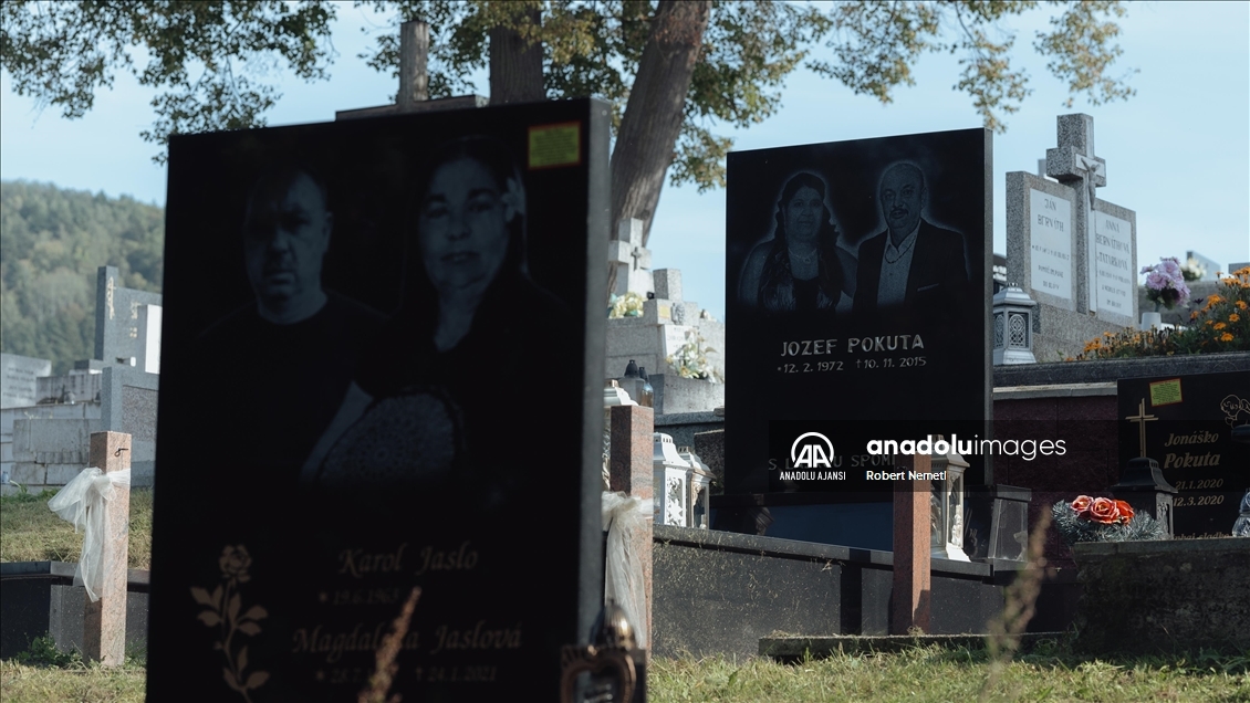 Slovakya'da ölen kişilerin gerçek boyuttaki fotoğraflarının yer aldığı mezar taşları dikkat çekiyor