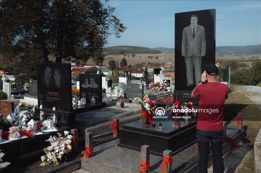 Slovakya'da ölen kişilerin gerçek boyuttaki fotoğraflarının yer aldığı mezar taşları dikkat çekiyor