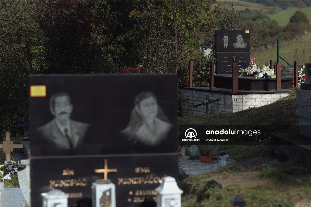 Slovakya'da ölen kişilerin gerçek boyuttaki fotoğraflarının yer aldığı mezar taşları dikkat çekiyor