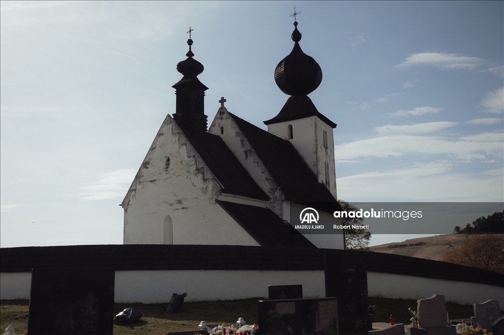 Slovakya'da ölen kişilerin gerçek boyuttaki fotoğraflarının yer aldığı mezar taşları dikkat çekiyor