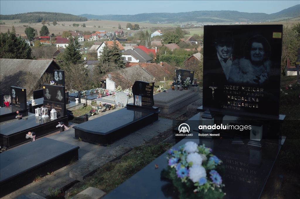 Slovakya'da ölen kişilerin gerçek boyuttaki fotoğraflarının yer aldığı mezar taşları dikkat çekiyor