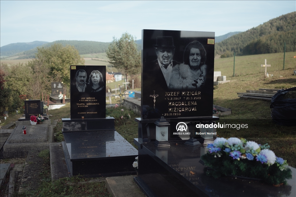 Slovakya'da ölen kişilerin gerçek boyuttaki fotoğraflarının yer aldığı mezar taşları dikkat çekiyor