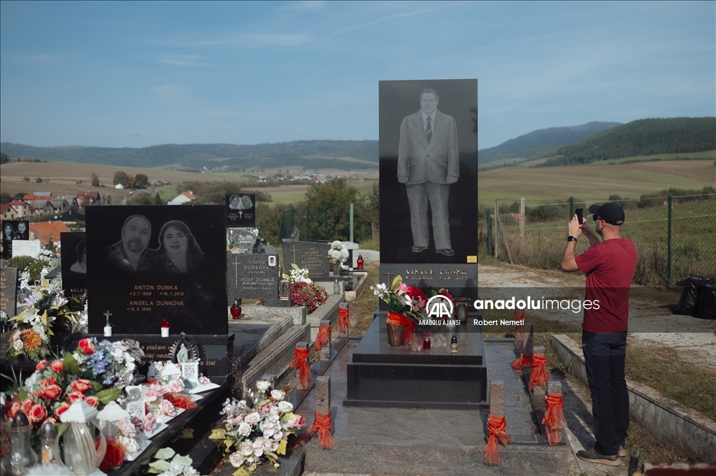 Slovakya'da ölen kişilerin gerçek boyuttaki fotoğraflarının yer aldığı mezar taşları dikkat çekiyor