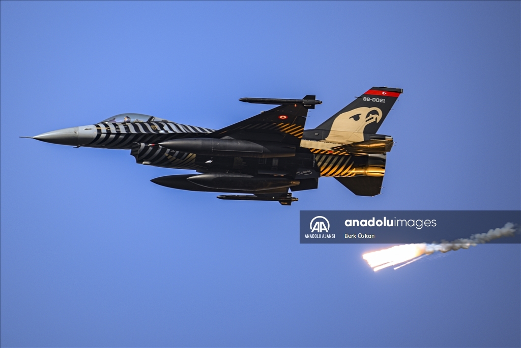 Türk Yıldızları, SOLOTÜRK, F-16 ve F-4E jetleri İstanbul Boğazı'nda prova yaptı