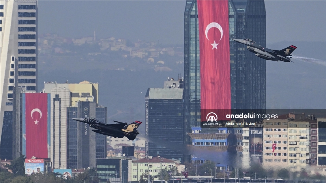 Türk Yıldızları, SOLOTÜRK, F-16 ve F-4E jetleri İstanbul Boğazı'nda prova yaptı