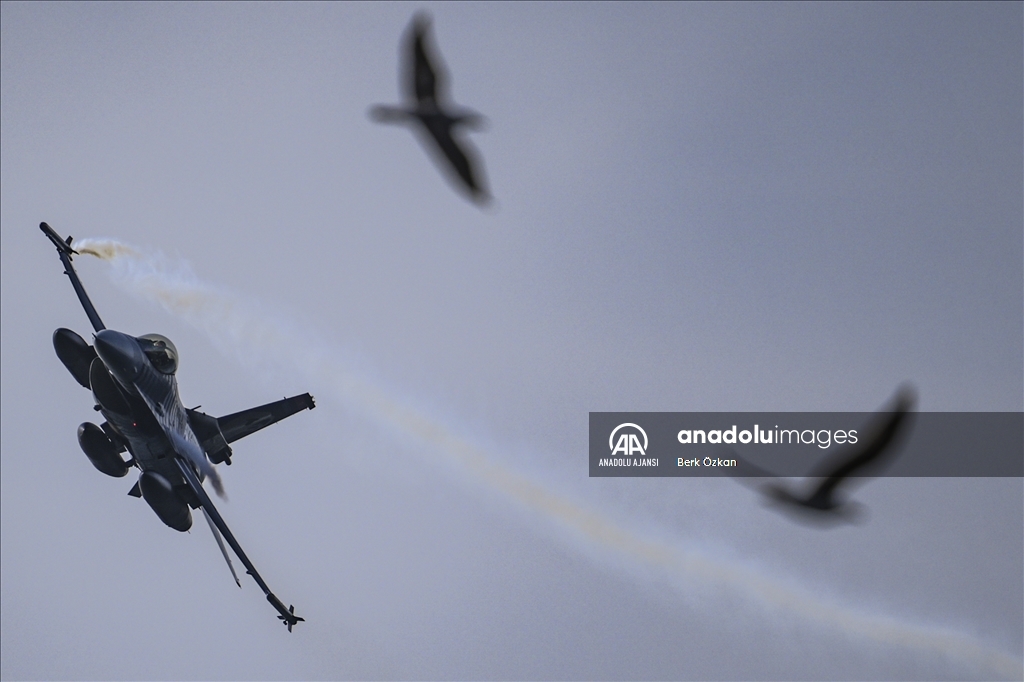 Türk Yıldızları, SOLOTÜRK, F-16 ve F-4E jetleri İstanbul Boğazı'nda prova yaptı