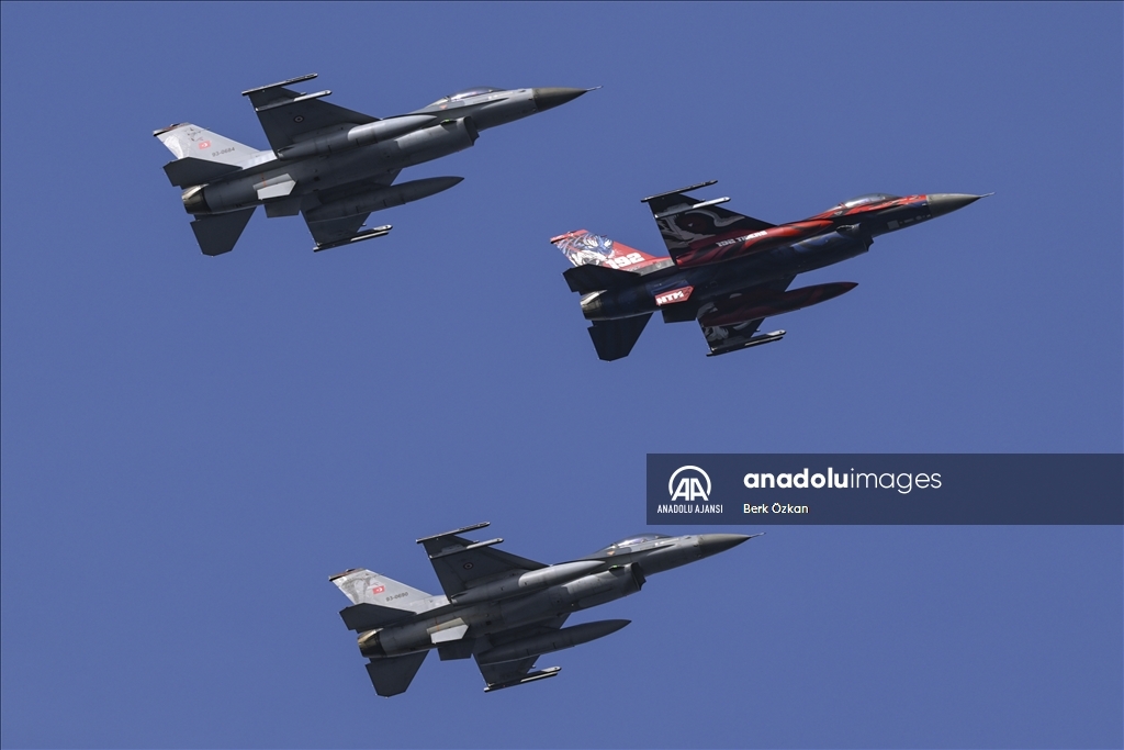 Türk Yıldızları, SOLOTÜRK, F-16 ve F-4E jetleri İstanbul Boğazı'nda prova yaptı
