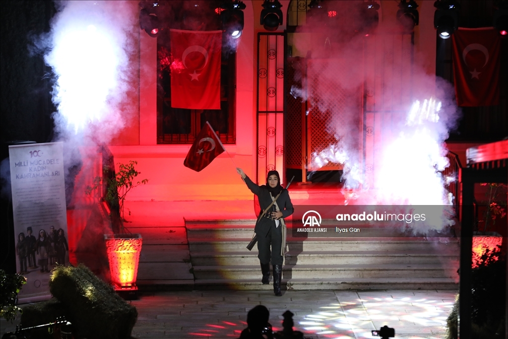 Milli Mücadele'nin kadın kahramanlarının giydiği kıyafetler yeniden tasarlandı