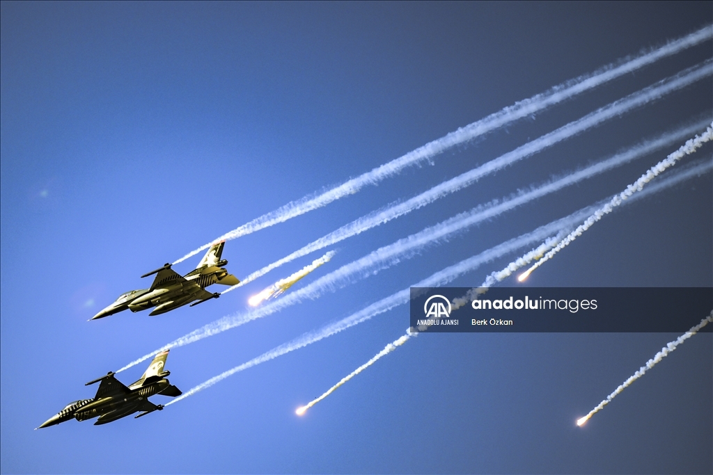 Türk Yıldızları, SOLOTÜRK, F-16 ve F-4E jetleri İstanbul Boğazı'nda prova yaptı