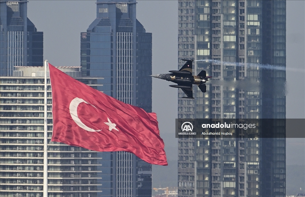 Türk Yıldızları, SOLOTÜRK, F-16 ve F-4E jetleri İstanbul Boğazı'nda prova yaptı