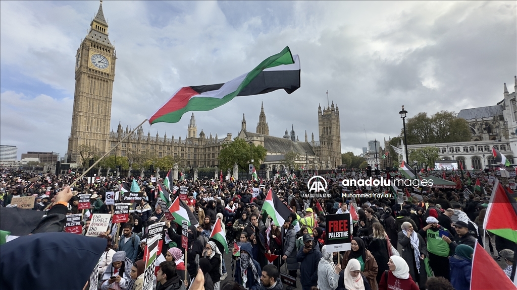 Londra'da on binlerce kişi Filistin'e destek için üçüncü kez sokaklara indi