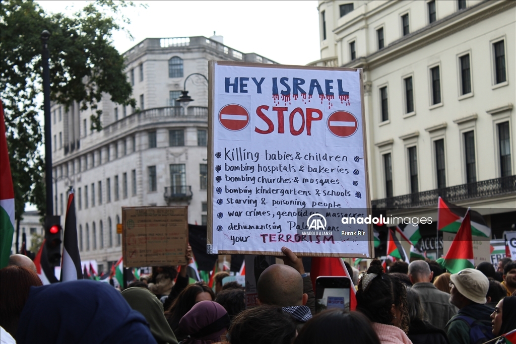 Londra'da on binlerce kişi Filistin'e destek için üçüncü kez sokaklara indi
