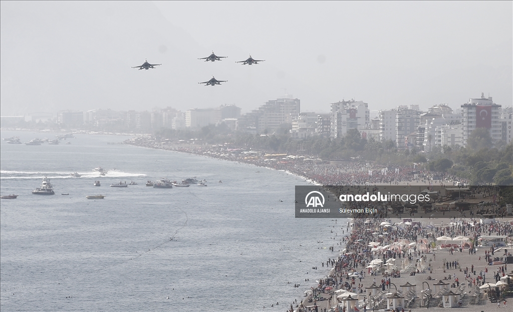Antalya'da savaş uçakları gösteri uçuşu yaptı