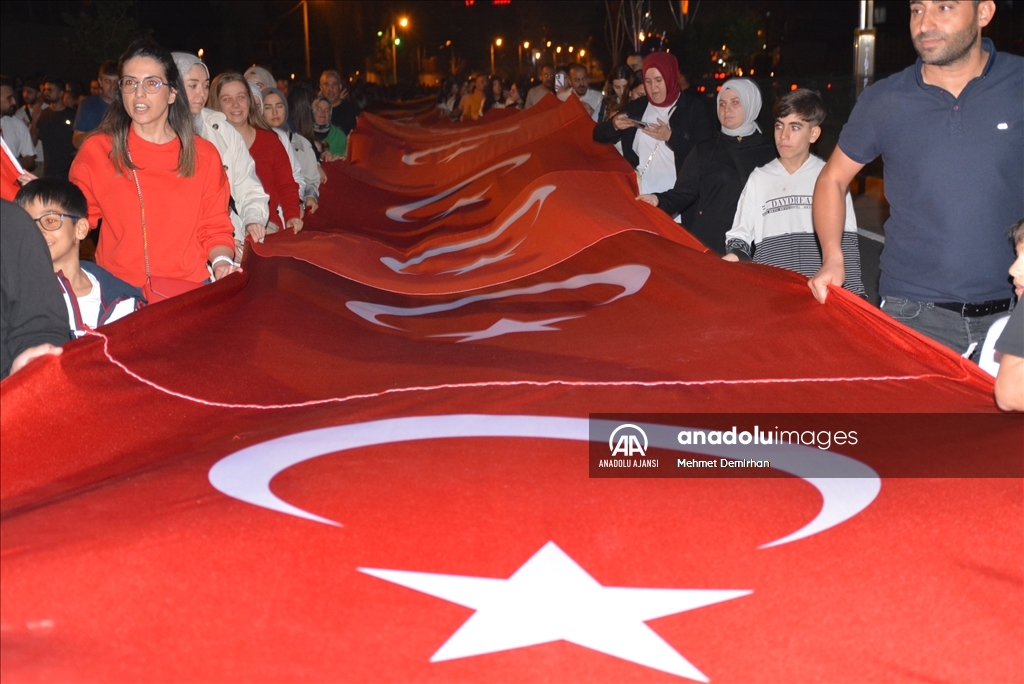 Şırnak’ta 300 Metrelik Bayrakla Fener Alayı Yürüyüşü