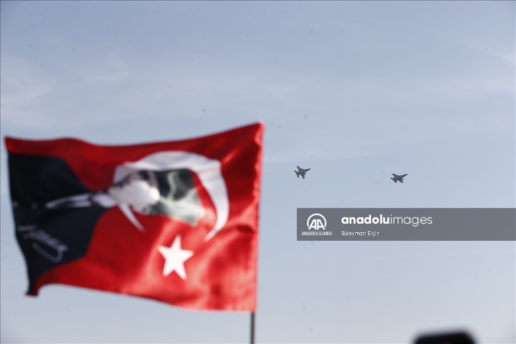 Antalya'da savaş uçakları gösteri uçuşu yaptı