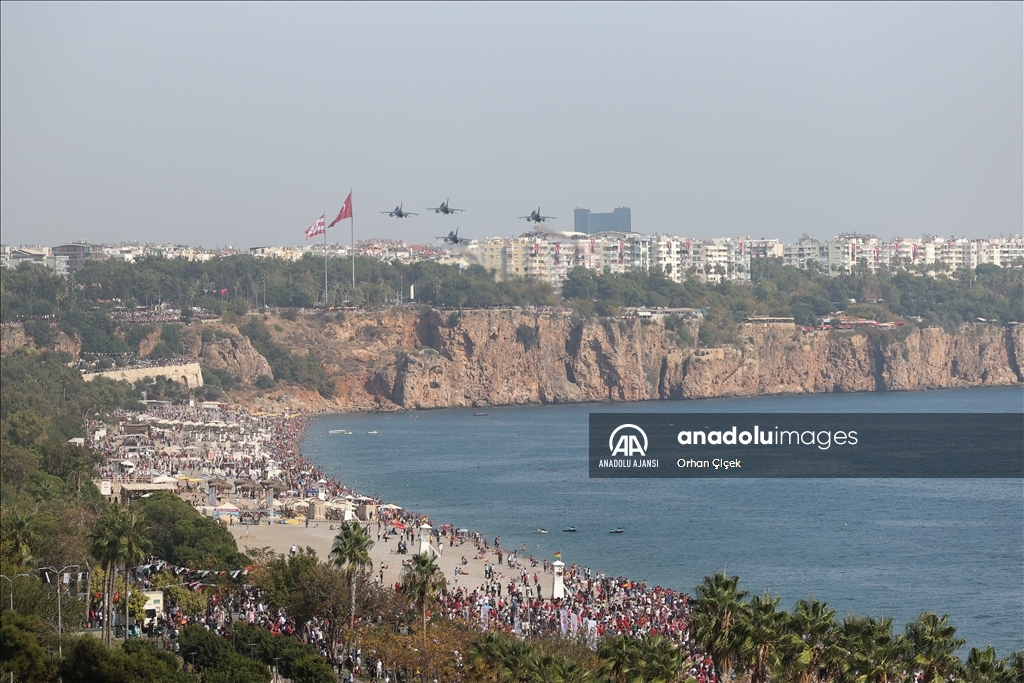 Antalya'da savaş uçakları gösteri uçuşu yaptı