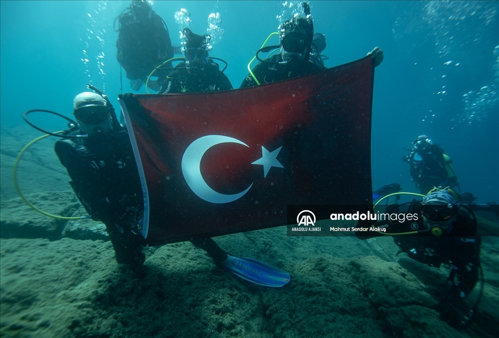 İzmir'de dalgıçlar 9 Eylül vapuru batığında Türk bayrağı açtı