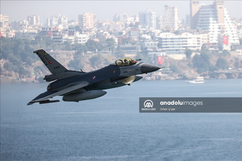Antalya'da savaş uçakları gösteri uçuşu yaptı