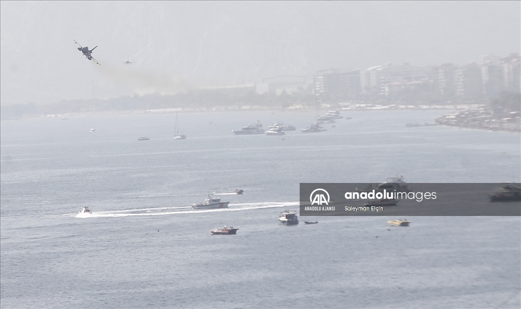 Antalya'da savaş uçakları gösteri uçuşu yaptı