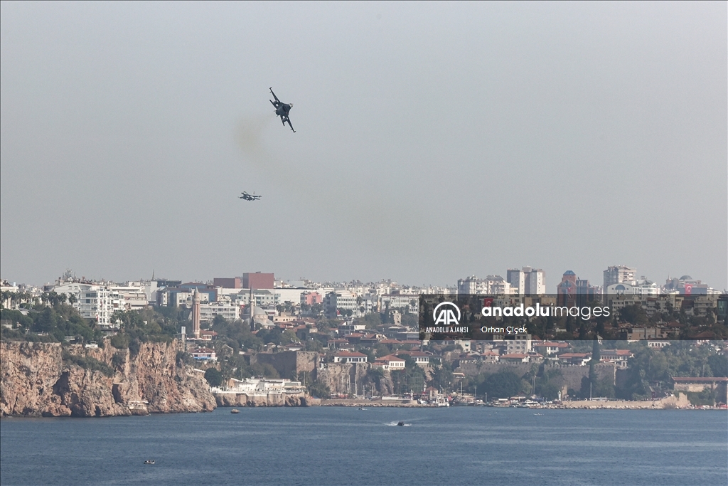 Antalya'da savaş uçakları gösteri uçuşu yaptı