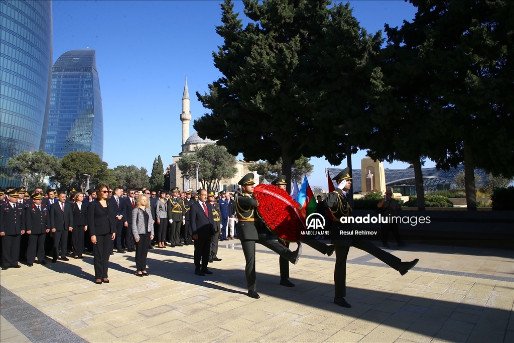 Bakü Türk Şehitliği'nde Türkiye Cumhuriyeti'nin 100. yılı dolayısıyla tören düzenlendi 