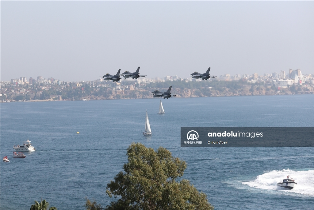 Antalya'da savaş uçakları gösteri uçuşu yaptı