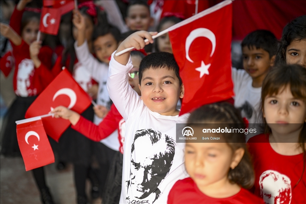 İstanbul'da ilkokul öğrencileri Cumhuriyet Bayramı'nı kutladı