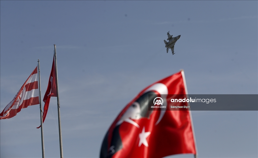Antalya'da savaş uçakları gösteri uçuşu yaptı