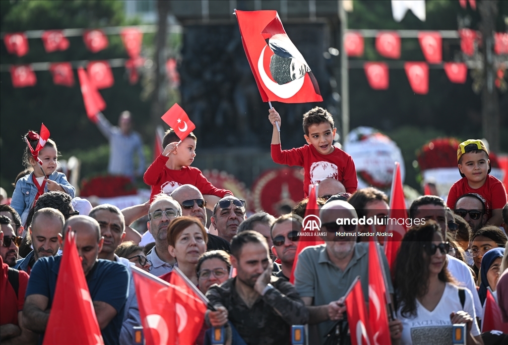 İzmir'de Cumhuriyet'in 100. yıl dönümü kutlamaları