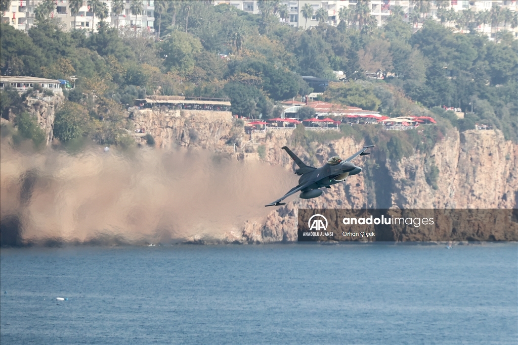 Antalya'da savaş uçakları gösteri uçuşu yaptı