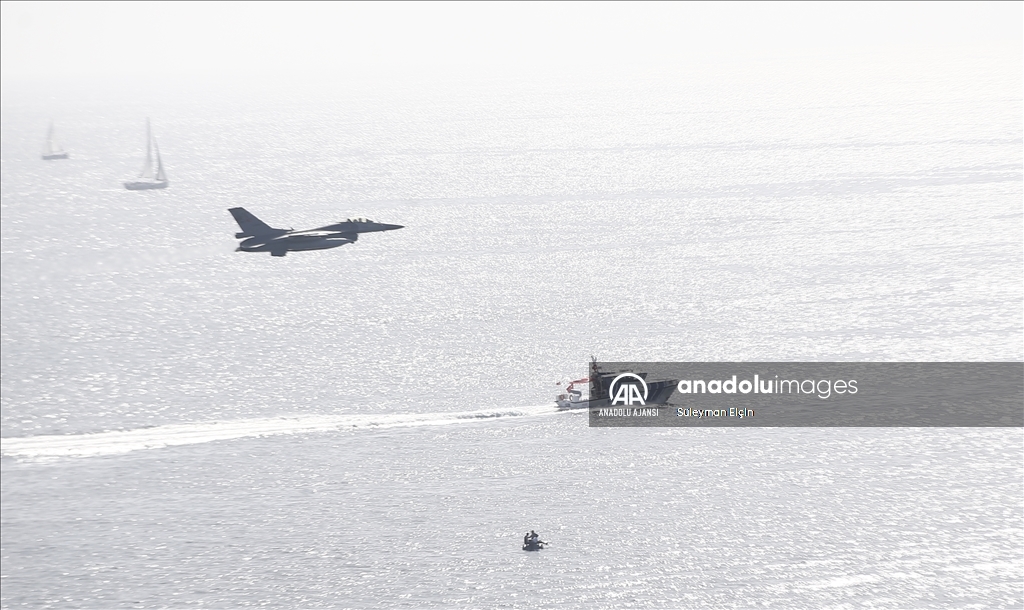 Antalya'da savaş uçakları gösteri uçuşu yaptı