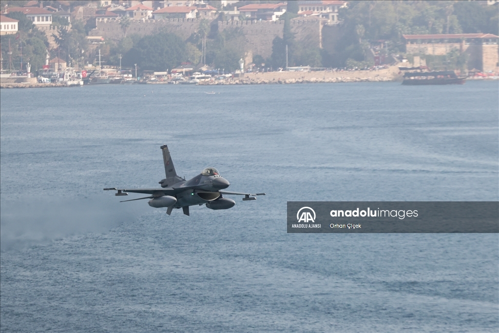 Antalya'da savaş uçakları gösteri uçuşu yaptı
