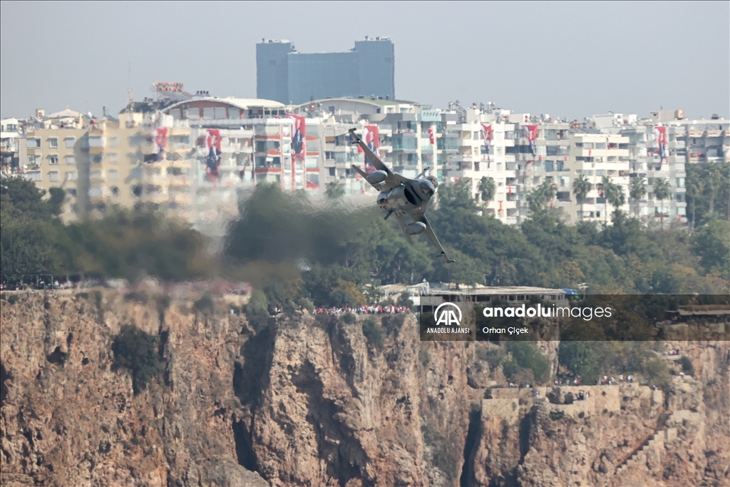 Antalya'da savaş uçakları gösteri uçuşu yaptı