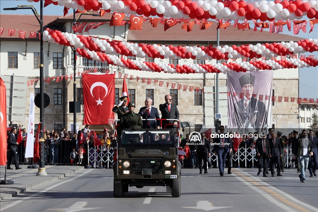 Sivas'ta Cumhuriyetin 100. yılı kutlanıyor