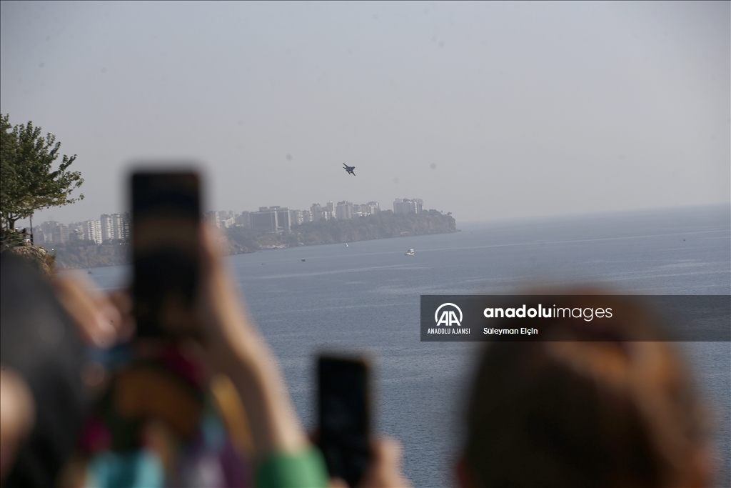 Antalya'da savaş uçakları gösteri uçuşu yaptı