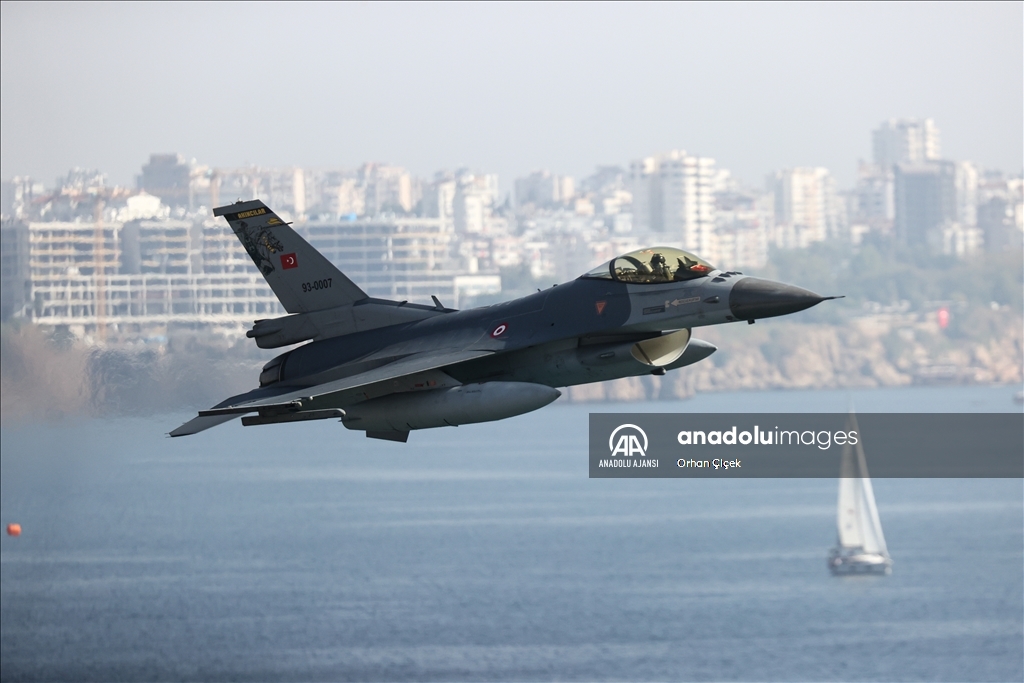 Antalya'da savaş uçakları gösteri uçuşu yaptı