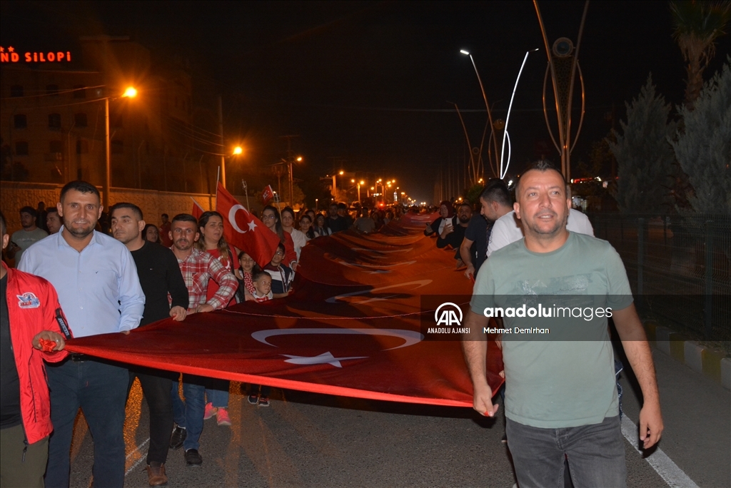 Şırnak’ta 300 Metrelik Bayrakla Fener Alayı Yürüyüşü