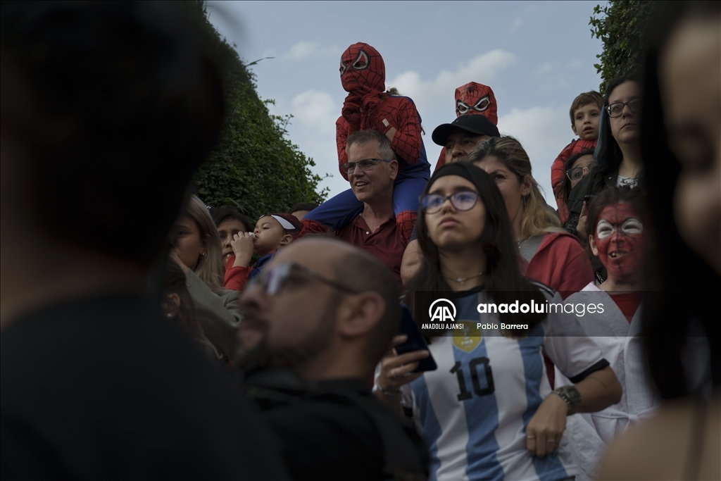 Arjantin'de 'Örümcek Adam' kostümü giyen çok sayıda kişi dünya rekoru için toplandı
