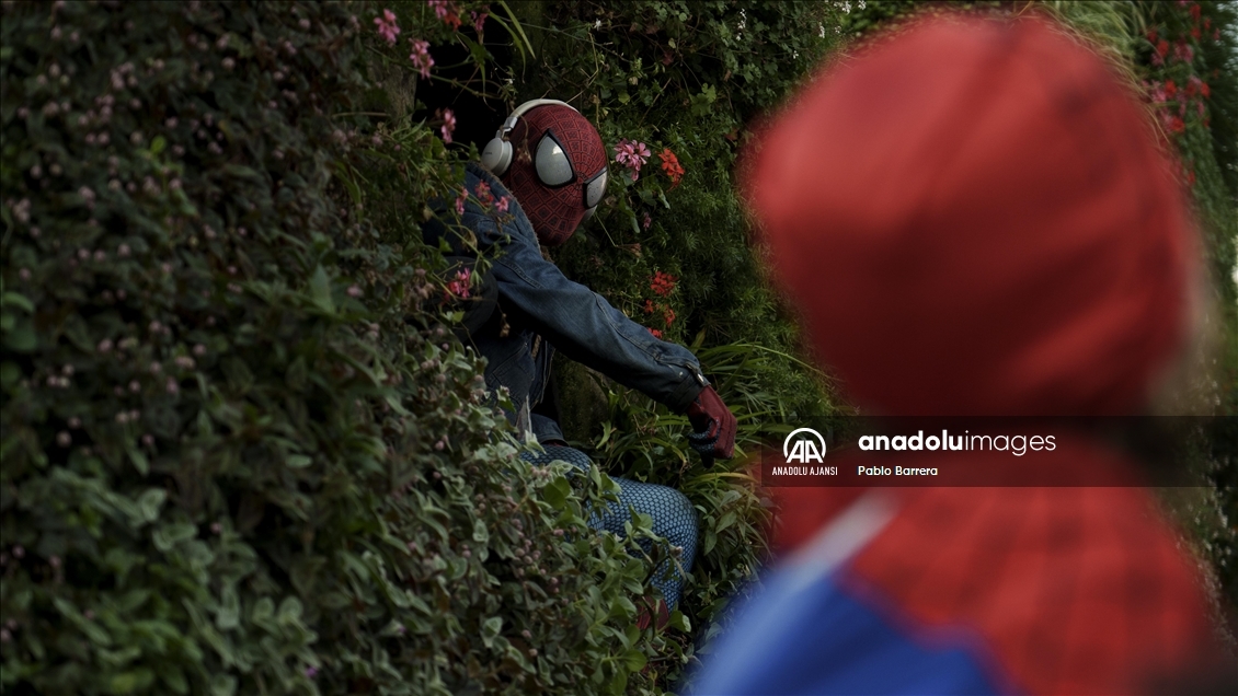 Arjantin'de 'Örümcek Adam' kostümü giyen çok sayıda kişi dünya rekoru için toplandı