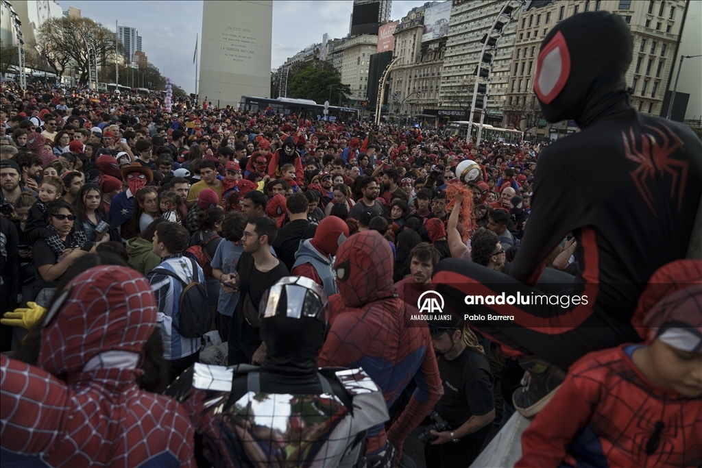 Arjantin'de 'Örümcek Adam' kostümü giyen çok sayıda kişi dünya rekoru için toplandı