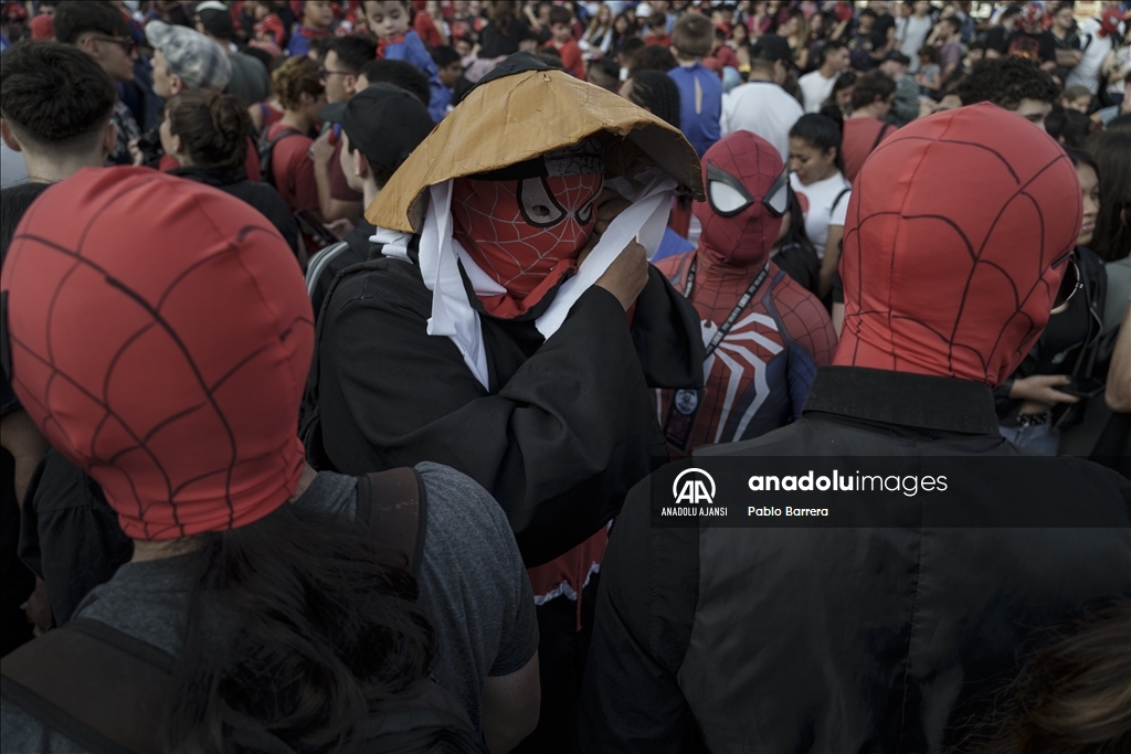 Arjantin'de 'Örümcek Adam' kostümü giyen çok sayıda kişi dünya rekoru için toplandı